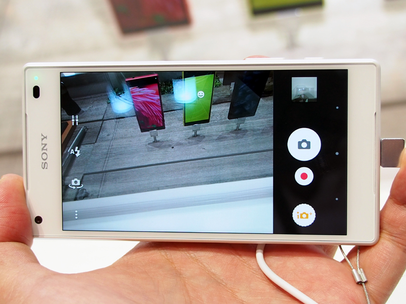 カメラなど、特徴となる機能はXperia Z5と共通している