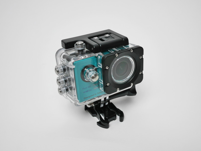 本体は水深30m対応の防水ハウジングを装着した状態でパッケージされている