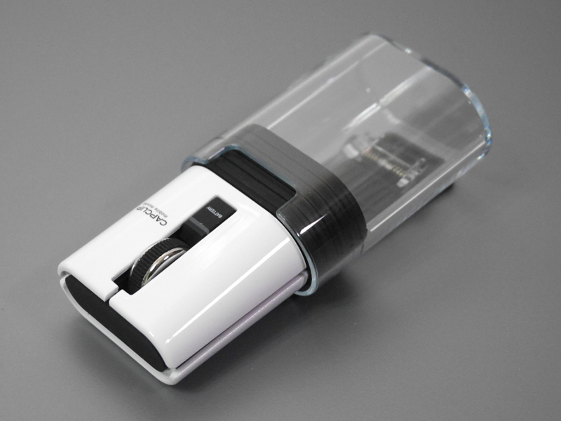 製品本体。カラーはホワイト、ブルー、ピンク、イエローをラインナップ