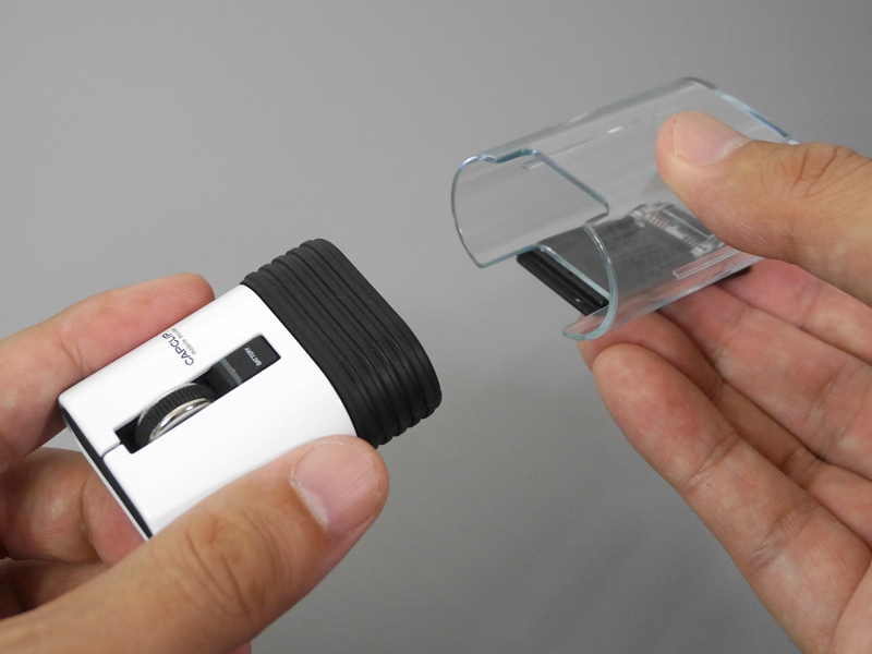 収納時にはまず本体後部を分離させる。見た目と違ってスライド式ではないことにむしろ驚かされる