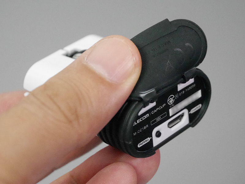 充電は本体前部のキャップをめくったところにあるUSBポートから行う。つまり充電時には必ず後部を取り外さなくてはいけない