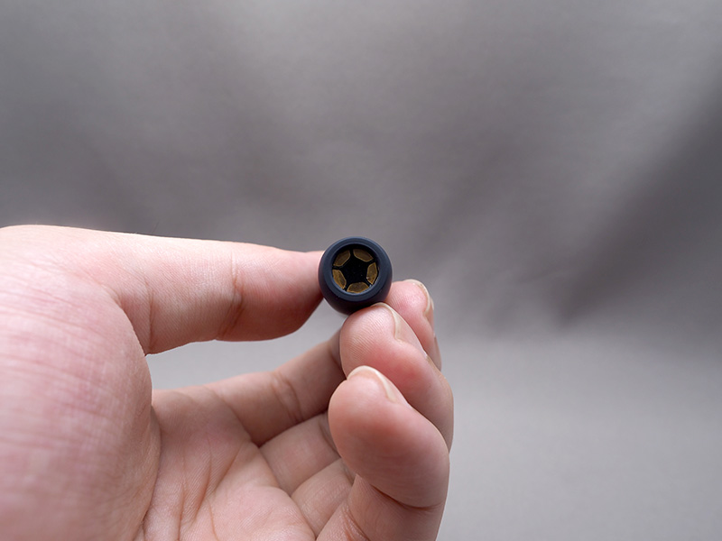 ホルダーの先端が充電端子になっている