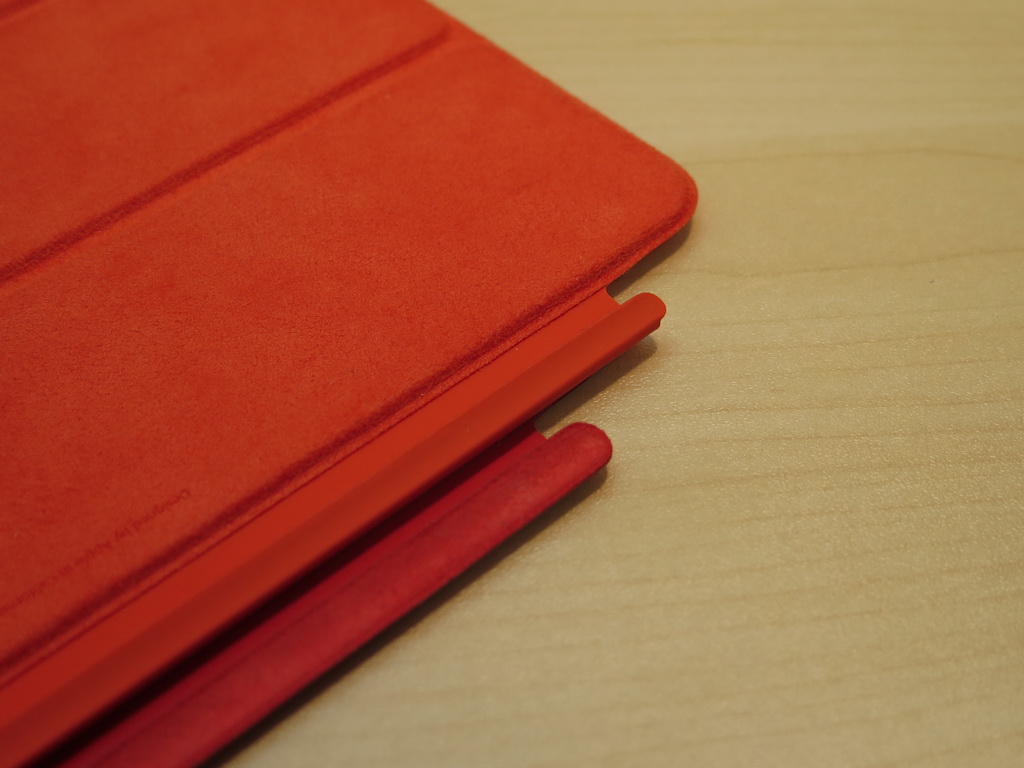 本体の厚みが異なるため、SmartCoverも変更されている。本体に磁石で付く部分の太さが異なる。