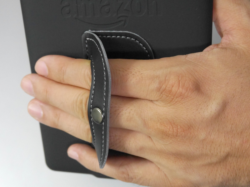 指を差し込んだところ。幅はおよそ指3本分ほど