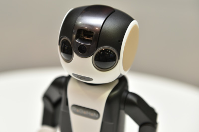 シャープがモバイル型ロボット電話「RoBoHoN」開発 - ケータイ Watch