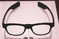 目の動きで自分の状態を見るメガネ「JINS MEME」、11月5日発売  