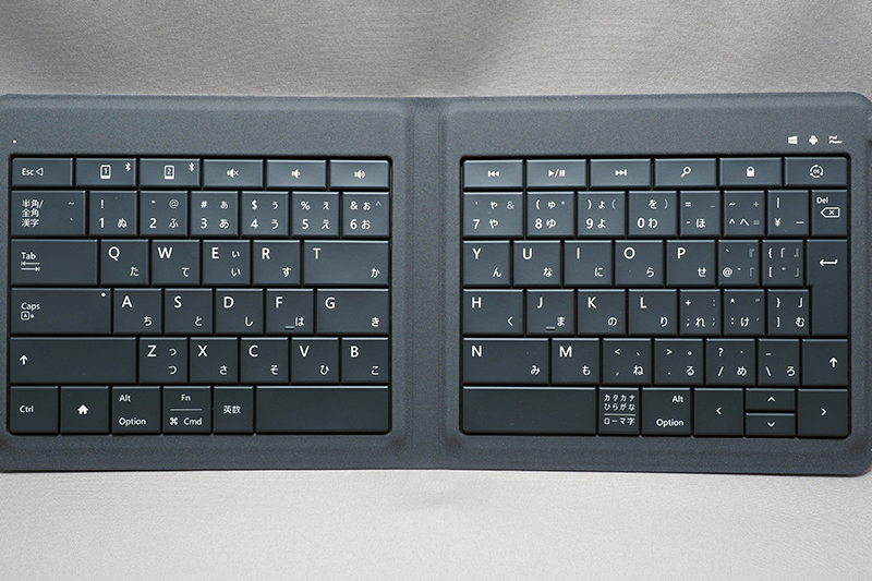 特徴的な大きさと配置のキー配列。キートップはWindows/Android向けの白字とiOS向けのグレーの2色の印字があり、一部の記号は同じものが複数印字されている