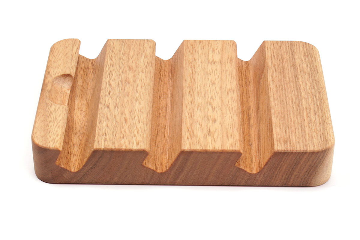 木の板に斜めの溝が切り込まれているスタンドです。溝の幅は9mm前後（実測値）。厚みが7～8mmの端末に適するように思います。右は、セミハードジャケットを被せたiPhone 6s Plusと富士通製AndroidタブレットARROWS Tab F-02Fを置いた様子です。この状態でiPhone 6s Plusを抜くと、スタンドはAndroidタブレットごと倒れてしまいます。