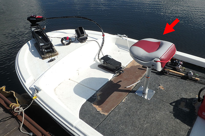 釣り用のレンタルボートの装備としてわりとよく見られる「キャスティングシート」。赤矢印のものがそうです。前方にある黒い装置は、フットコンのエレキ（電動モーター）です。