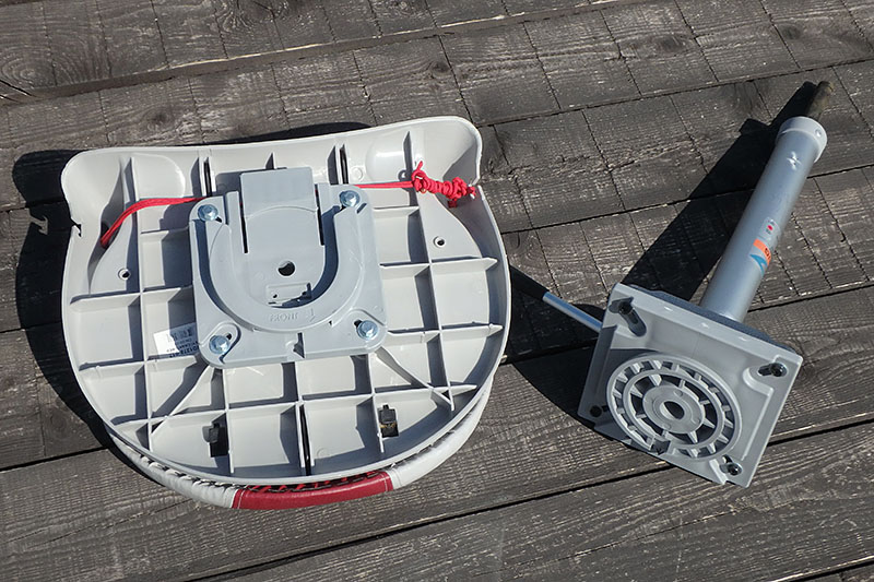 シートとポールはこのように分離できます。シートだけを別のタイプに交換したり、ポールだけを別のタイプに交換したりできます。わりとシステマチックです。