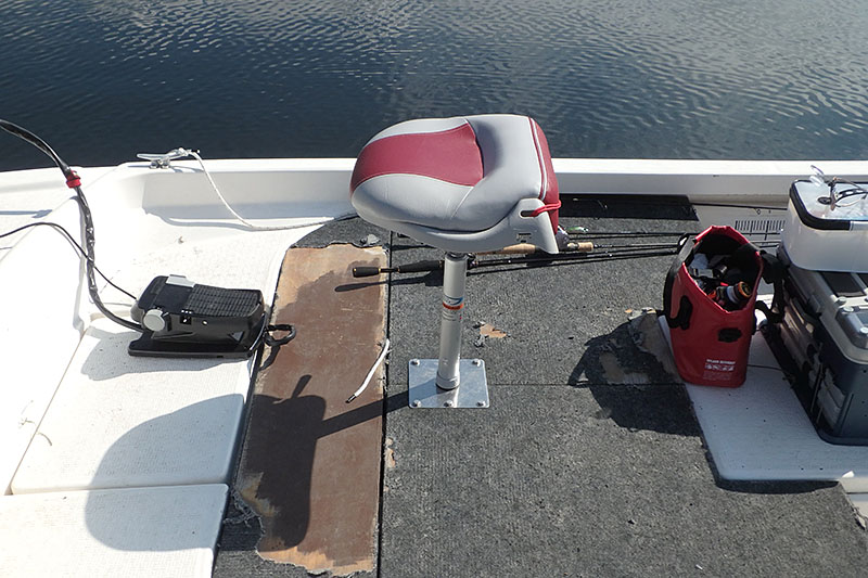 低くした状態。短めの伸縮ポールを使っているので、どっしりと腰を据えられるくらいの高さまで下ろせます。高さはレバー＆空気圧でサッと変えられます。