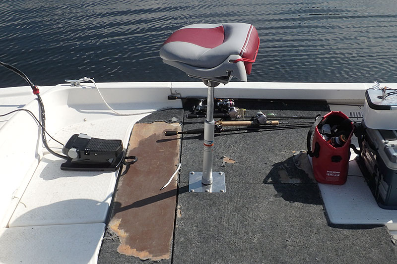 最も高くしたところ。一般的なキャスティングシートより10～15cm程度低いので、半分腰掛けた状態で釣りをしつつフットコンエレキを操作できる感じです。