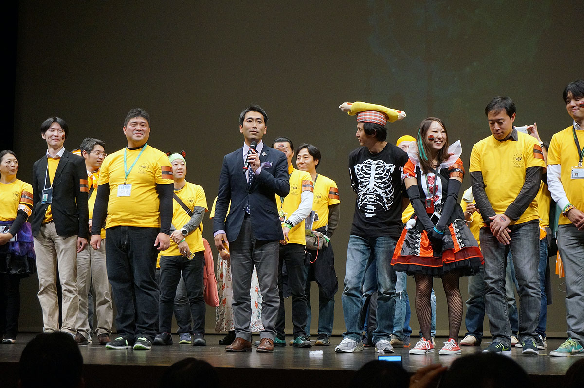 最後に挨拶する吉田市長。自身もエージェントとのことだが陣営はヒミツ。「横須賀市がどちらか一方に与しているわけではない。それに選挙にも影響するよ、と職員から言われています（笑）」