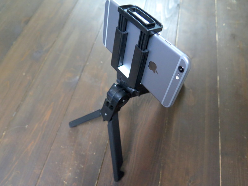 スティック部を股開きにすることで、コンパクトな三脚になる