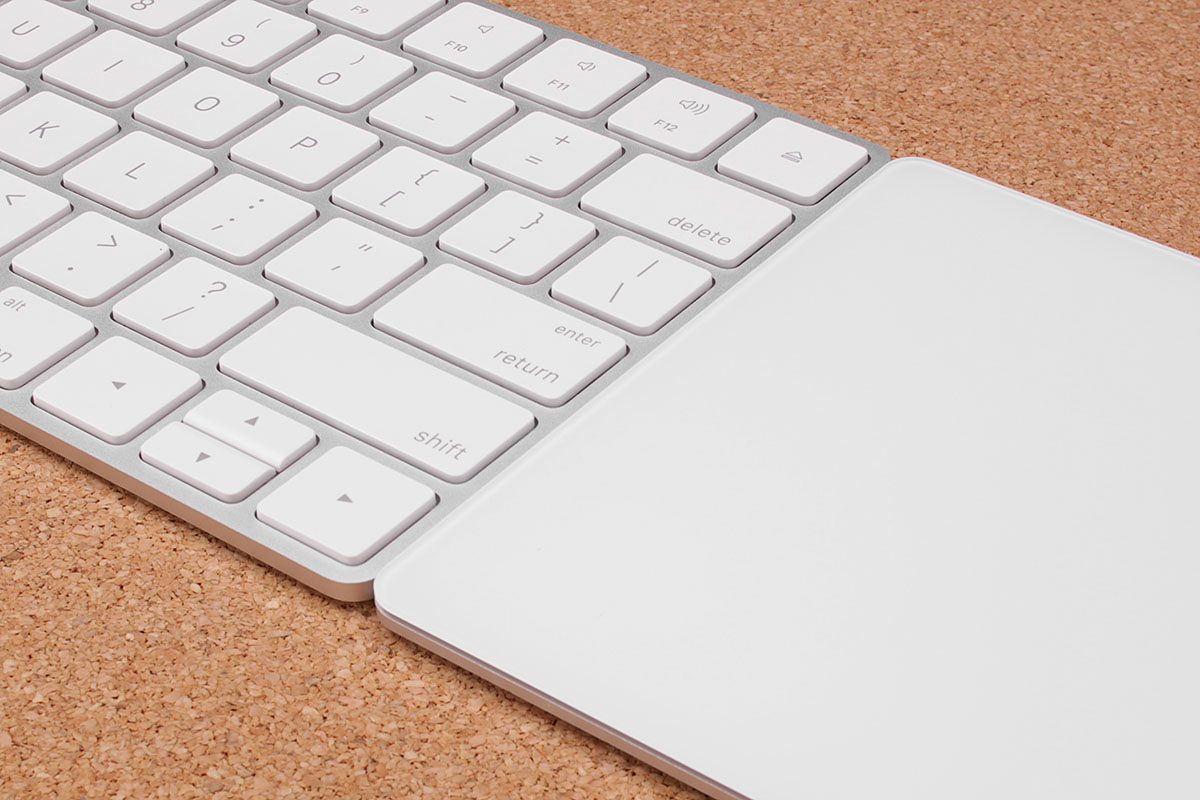 新型はホワイトになりサイズも増しています。形状は新型キーボードとお揃いというイメージで、「Magic Keyboard」と「Magic Trackpad 2」を並べると、キートップとタッチパッド表面がほぼ同じ高さになります。