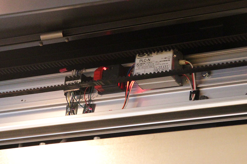 自動ドアに設置された「Akerun Entrance」（中央）