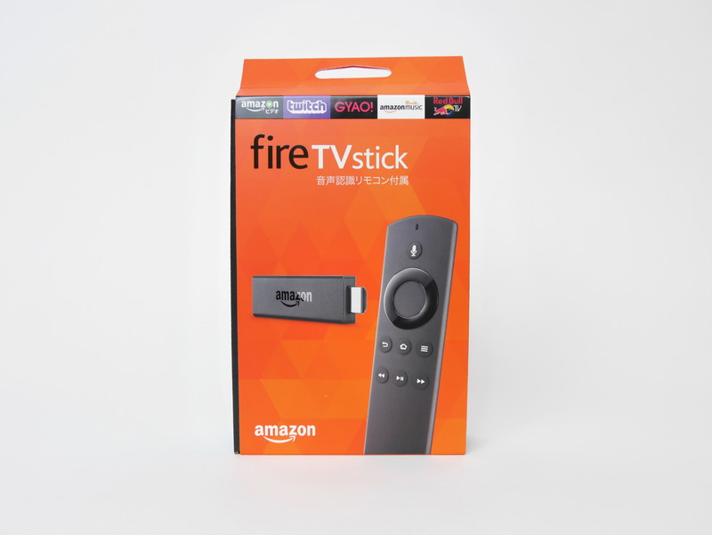 「Fire TV Stick」。音声認識機能付きリモコンが付属するタイプを購入