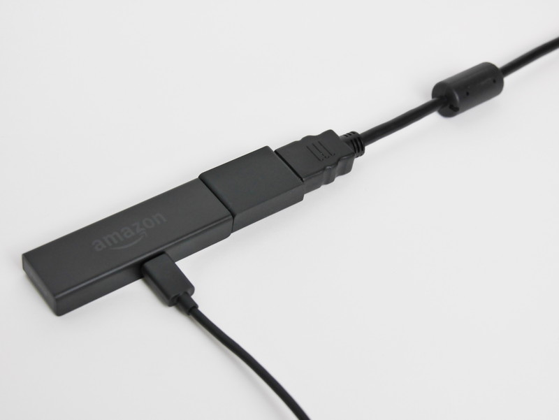 延長コネクターとHDMIケーブル、microUSBケーブルを本体に接続