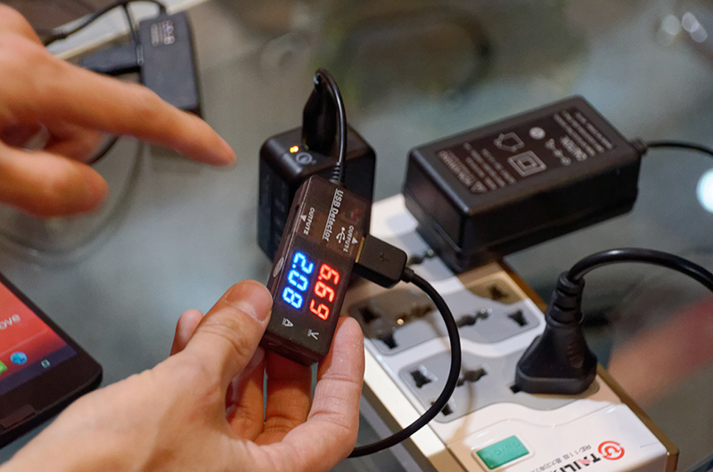 Quick Charge 3.0による給電デモ。スマートフォンやUSB Type-C接続のモバイルバッテリーで、それぞれに最適な電流により充電する様子を披露した