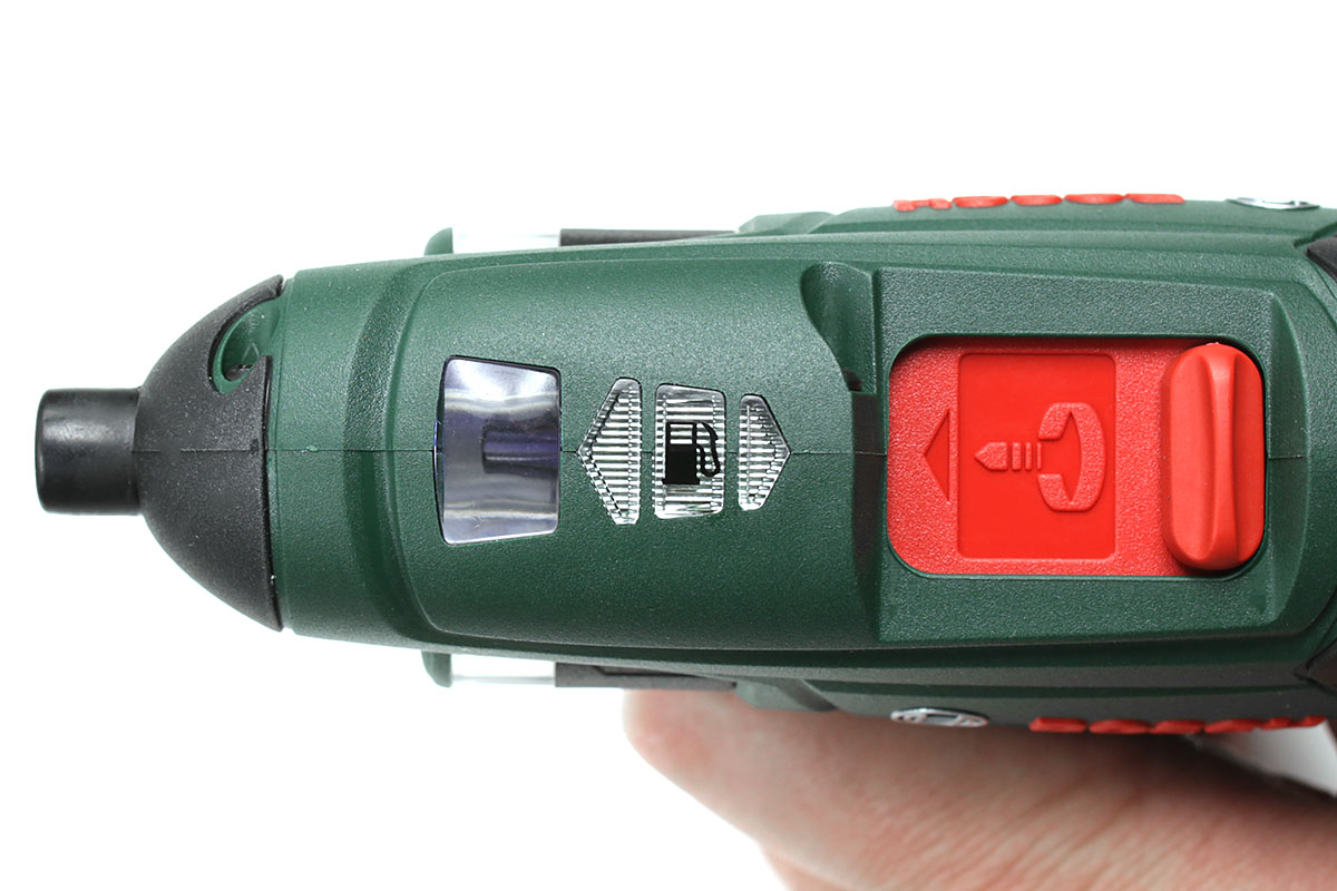 回転式格納ビットケースのビット収納部は透明ですが、テカるのと、ビットを真横から見るのとで、ちょっと見づらい（目的のビットを探しにくい）です。目的のビットは上部窓から確認でき、その場合は内部に照明が点灯しますが、これもイマイチ見やすさが足りない感じです。