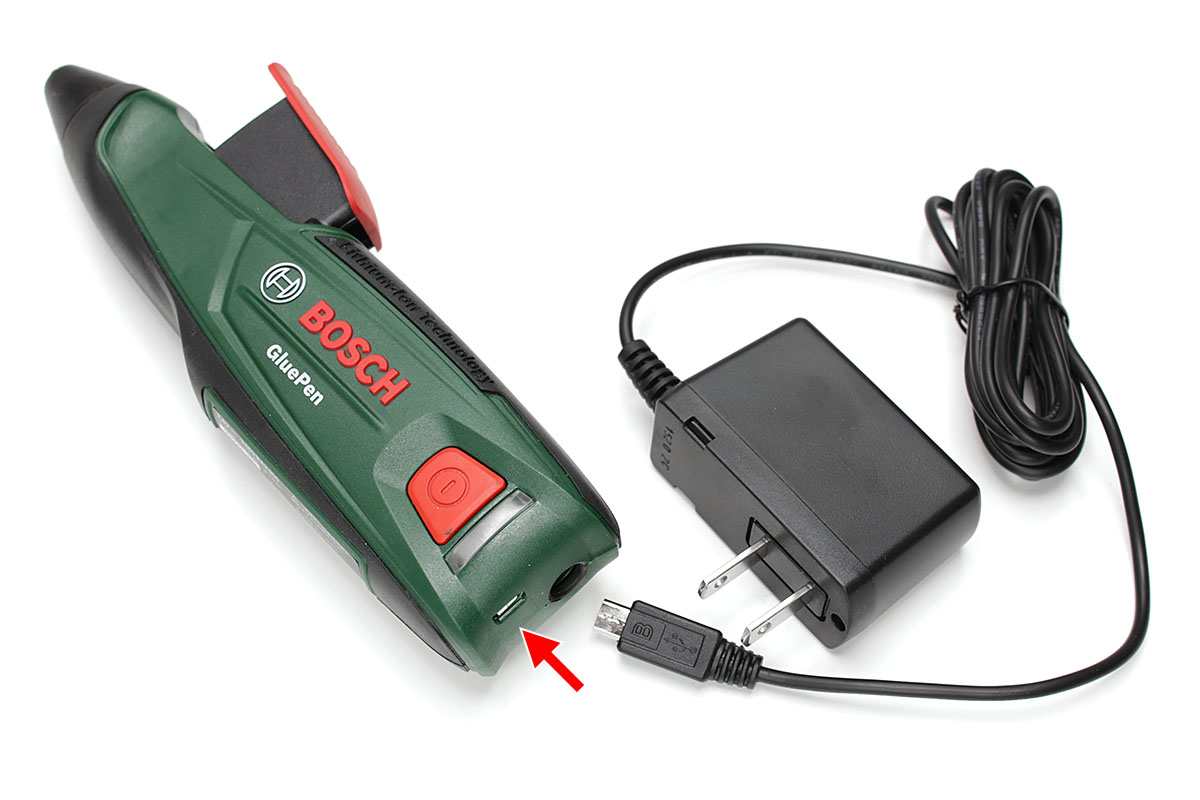 「バッテリーグルーガン GluePen （グルーペン）」。付属ACアダプターで充電し、空から満充電までに約3～4時間かかります。満充電からの連続使用時間は約30分。ちなみに、ACアダプターおよび本体の充電用端子はmicroUSB。ACアダプターの出力は5.0V/500mAです。