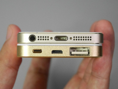 見た目そっくりサイズもそっくり、iPhone 5sのお供に最適なモバイル