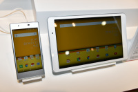 10型のauオリジナルタブレット「Qua tab」 - ケータイ Watch