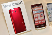 auの「Xperia Z5」にピンク、「BASIO」にレッド追加 - ケータイ Watch