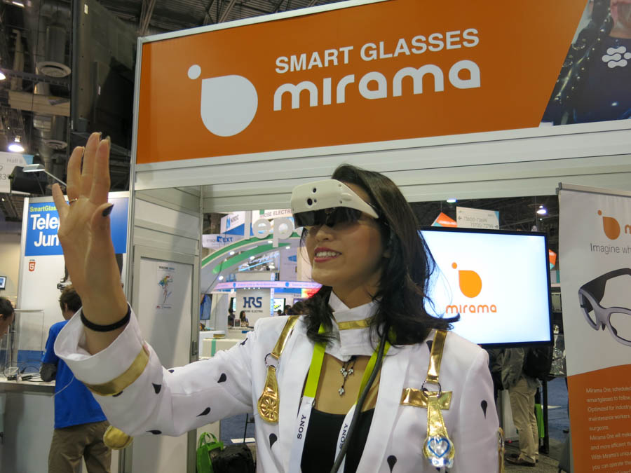 ブリリアントサービスでのデモのイメージ。ARゴーグルを装着し、手を使って操作する