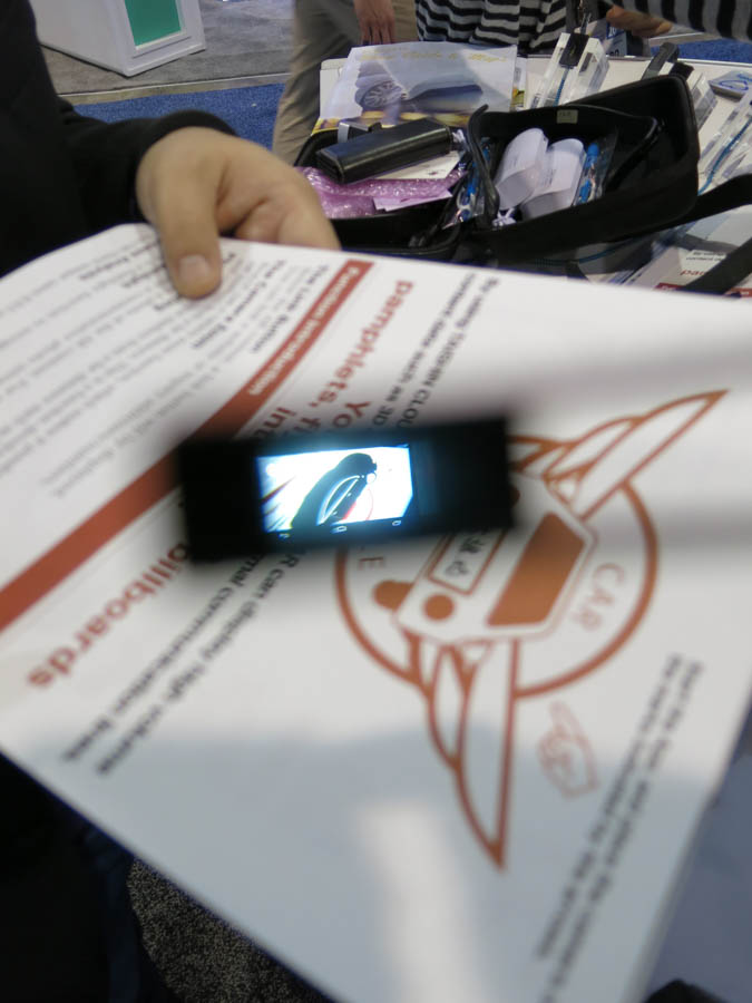 デモイメージ。表示部がコンパクトで視界を遮らない