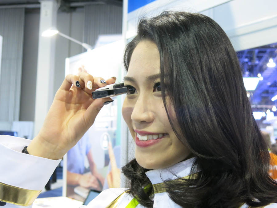 髪型によってはヘッドバンドはほとんど隠れてしまう