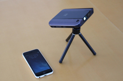 キヤノン、ケーブルレスで使える「ミニプロジェクター C-10W」発売