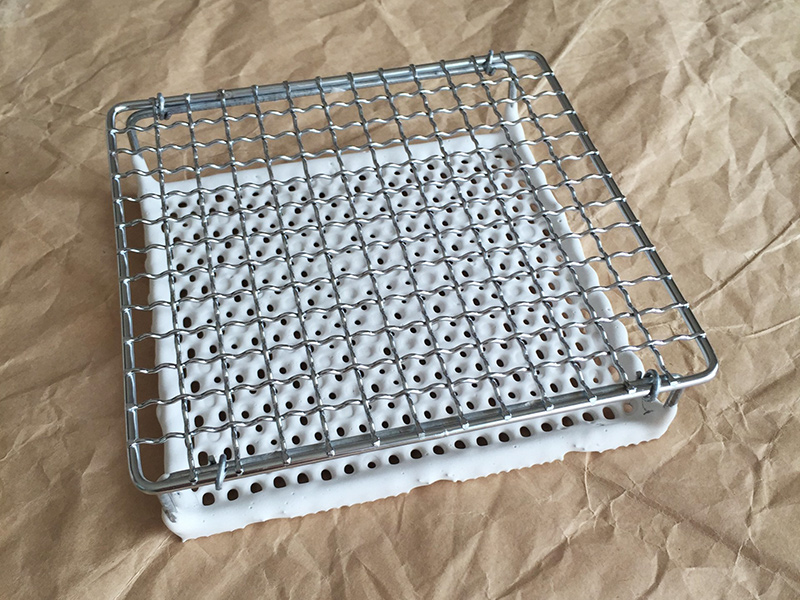 セラミック網の下段とシンプルな鉄網の上段の2段構造がセラミック焼網の特徴だ