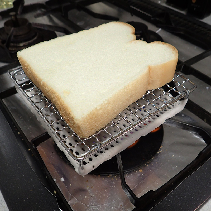 適度に熱くなったセラミック焼網の中央に厚切りパンを載っける