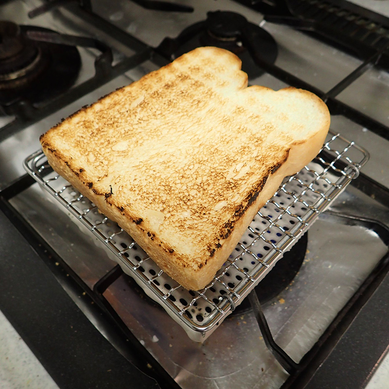 焦げないように用心しながら時々様子を見て、裏返して反対側を焼く