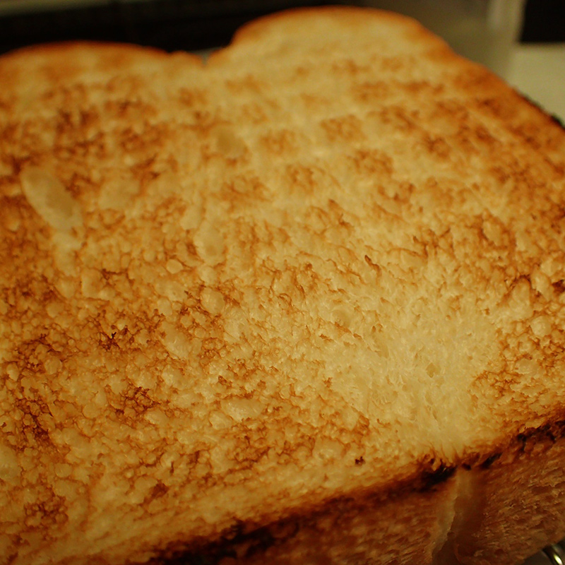 焼網の跡がきれいについたトーストができあがった