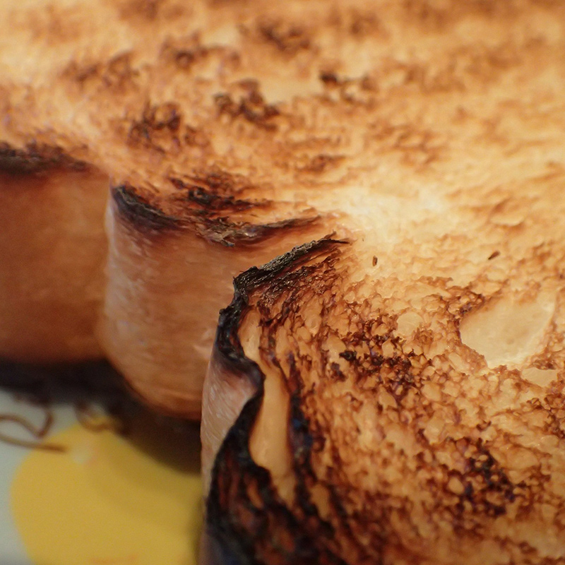 末端部分は焦げやすいので要注意だ。筆者は焦げた箇所も好きなので気にしない