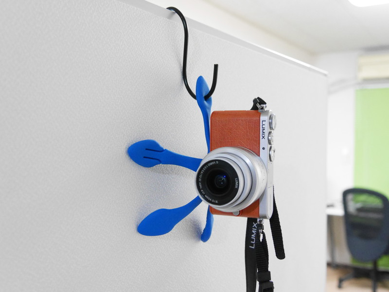 1本だけ脚に穴が空いており、壁に刺さった釘やフックに引っ掛けることもできる