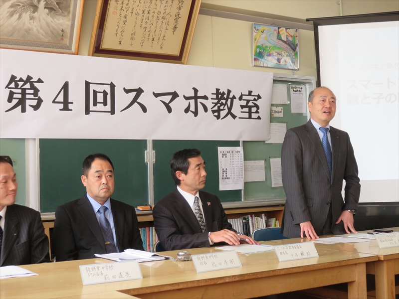 授業を前にあいさつするKDDI 関西総支社長の松尾恭志氏（右）