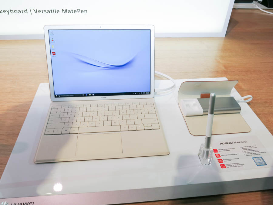 「MateBook」のGolden（前面パネルはホワイト）と周辺機器