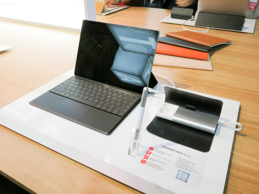 「MateBook」のGreyと周辺機器