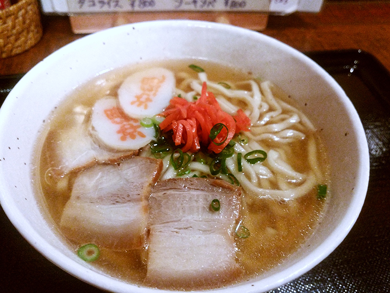 銀座にある「でーびる沖縄」で沖縄そばを注文