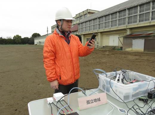 孤立地域でEメールを送信する様子