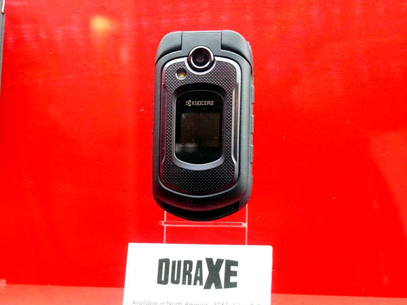 次世代フィーチャーフォンの「DURA XE」も、高耐久モデルだ