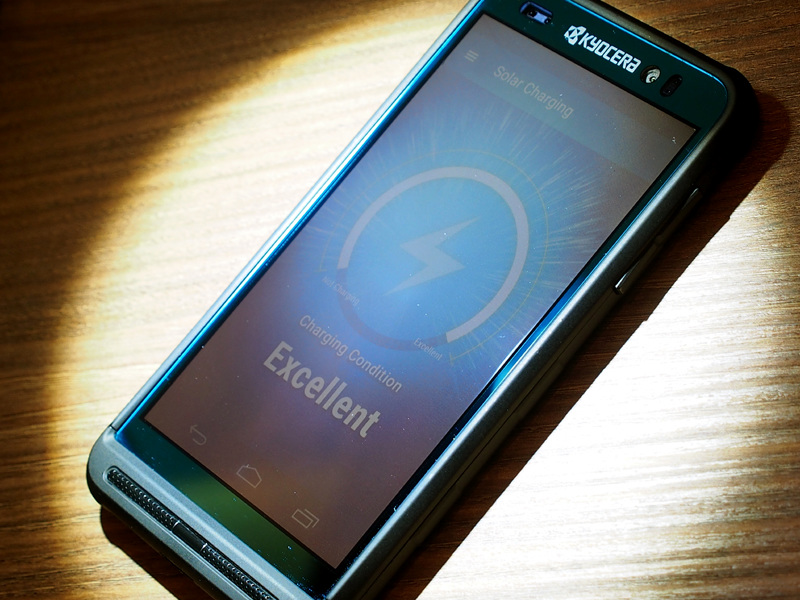 太陽光に近い光を当てると、充電が始まる