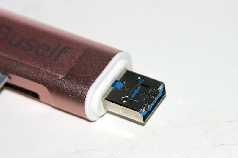 USB Type-Aのコネクターの内部にmicroUSBのコネクターが入っており、引き出してAndroidスマートフォンなどに接続できる
