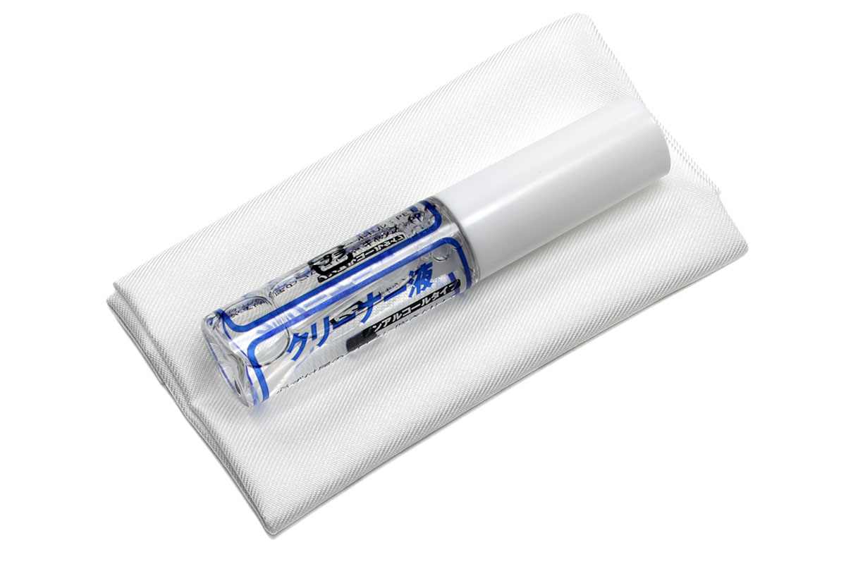 「クリーニングキットforスマートフォン」は、クリーナー液と専用トレシーのセット品。クロスサイズは16×20cmで、クロスにクリーナー液をスプレーしてから画面を拭きます。