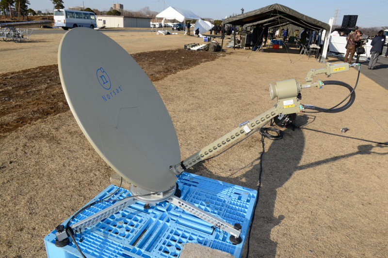 自衛隊の可搬型の衛星通信用パラボラアンテナ
