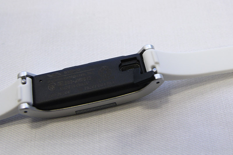 ベルトは一般的な腕時計用の11mm幅のベルトと交換できるという