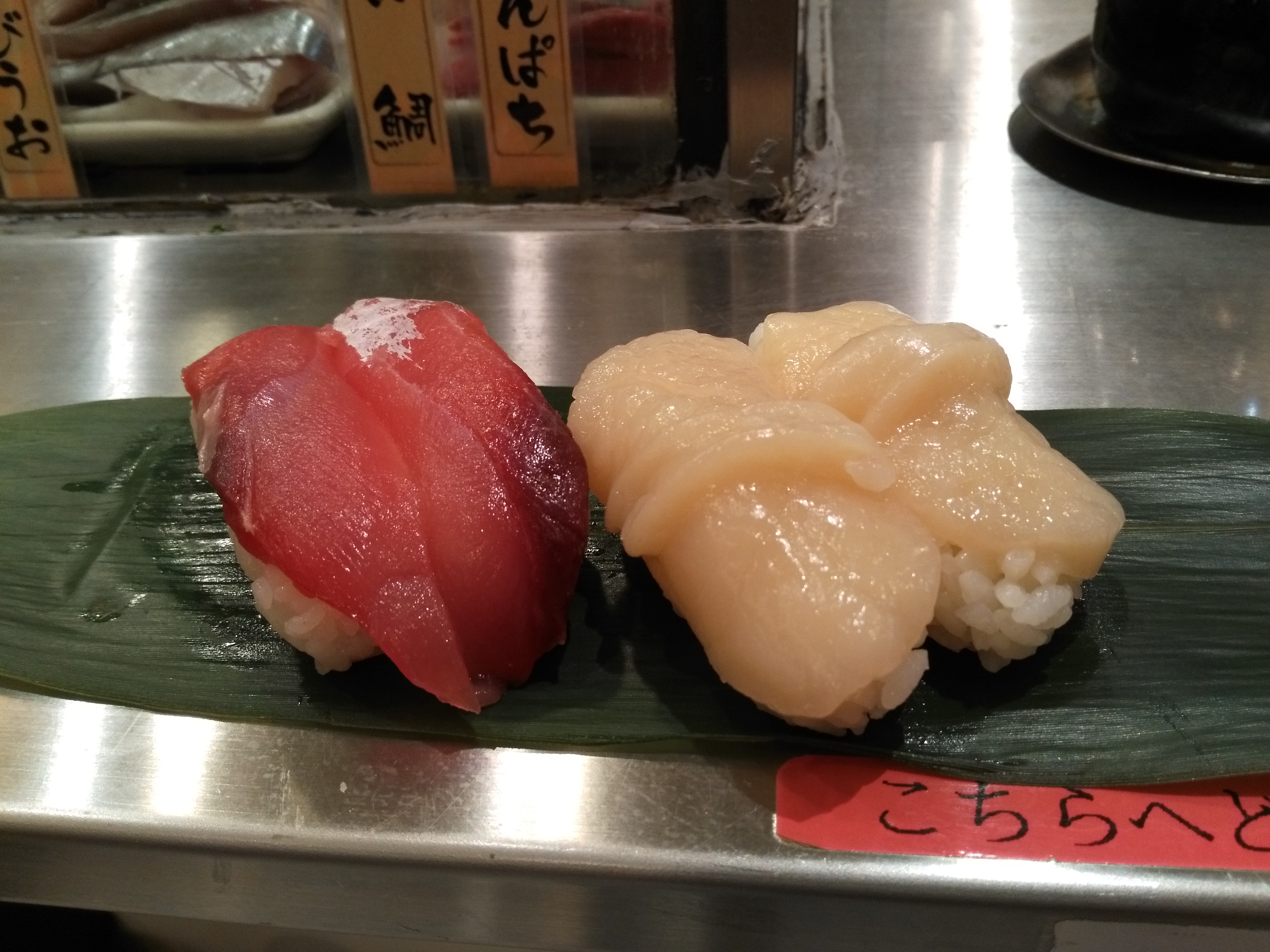 赤サバとホタテのにぎり寿司を撮影したときに感じたのだが、全体に対象物の赤味を強調するような画像加工をしているように思える。左の赤サバの刺身は色が綺麗になっているが、反面、ホタテのほうも白いはずの刺身に赤味が出てきてしまってちょっと微妙な感じに